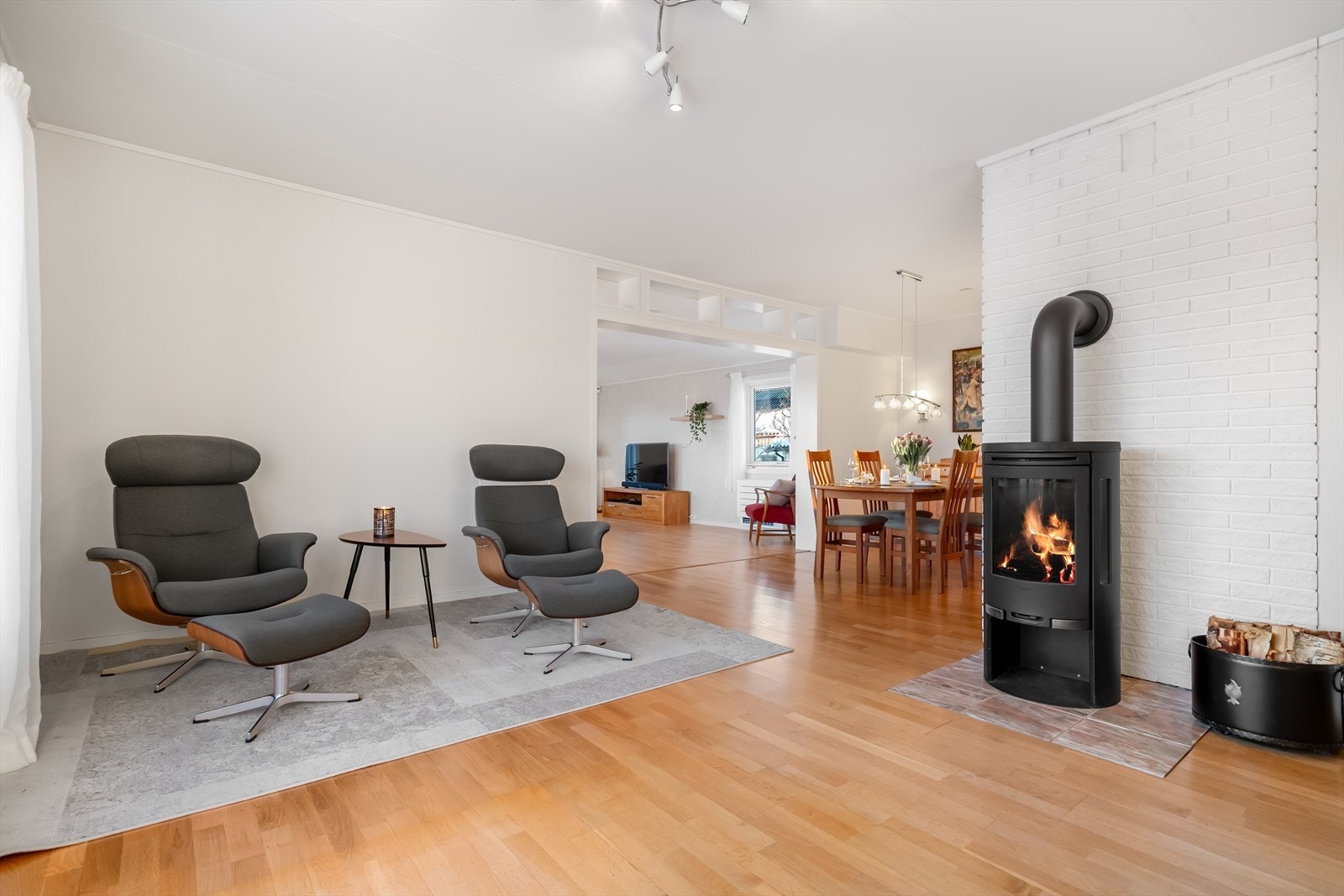 Stor stue som gir godt med møbleringsmuligheter. Fint plassert vedovn som både gir god varme, men også ekstra hygge Galleribilde