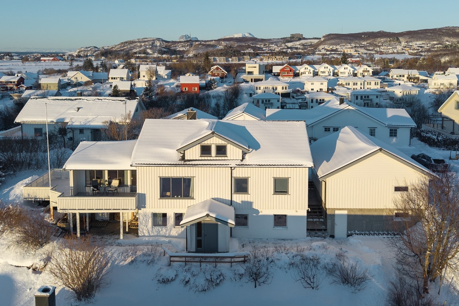 Velkommen til Skeidhaugen 8 - En flott enebolig med vakker utsikt - Presentert av Aktiv Eiendomsmegling v/ Stevan Vukovic. Foto HTS Tom Antonsen Galleribilde