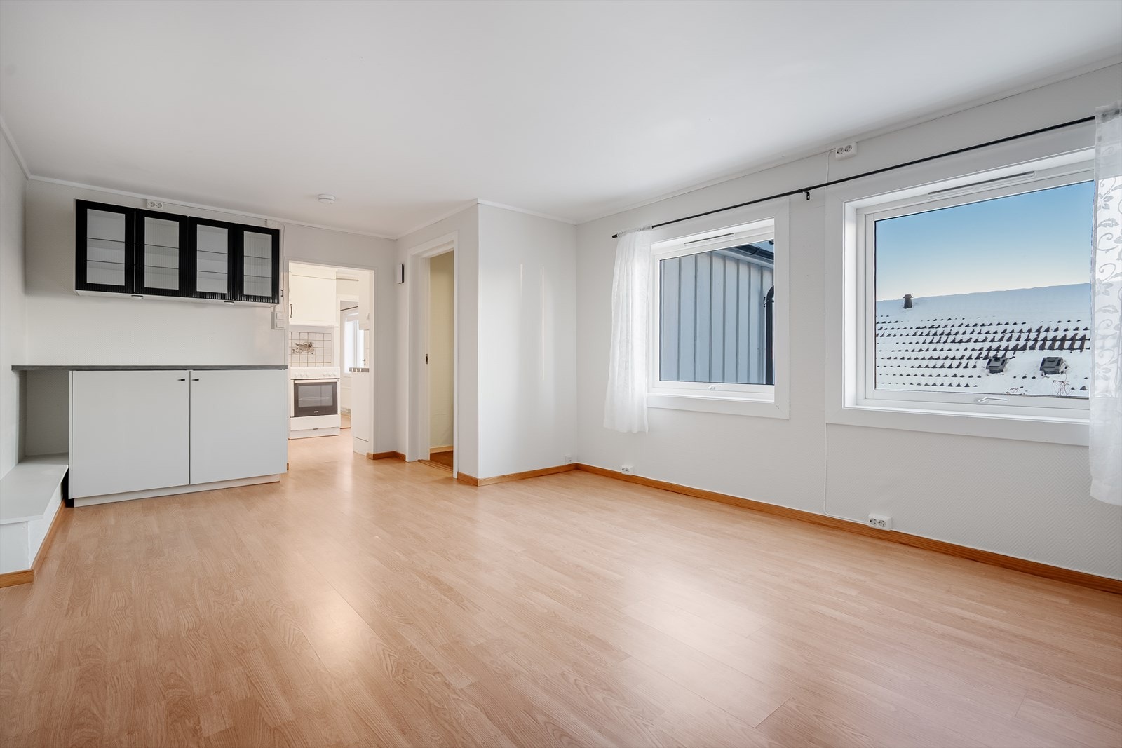 Romslig stue med mange møbleringsmuligheter i sokkelleiligheten Galleribilde