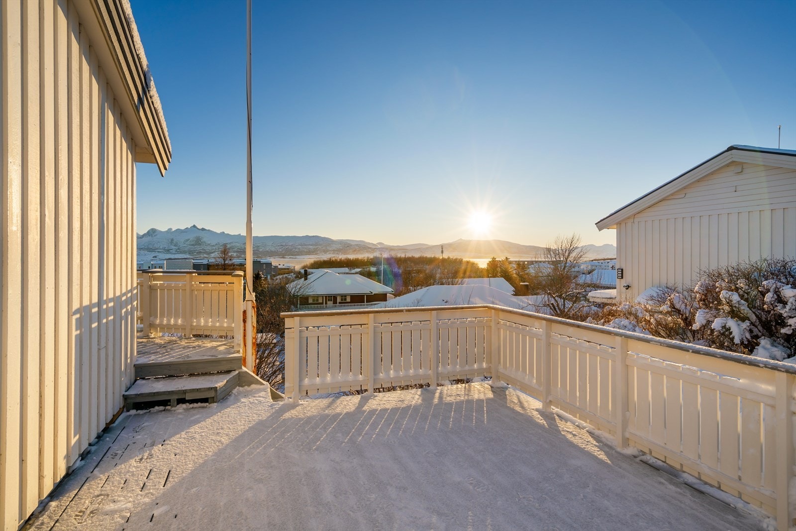 Terrassen strekker seg fra baksiden av huset rundt den ene kortsiden av huset, slik at en får utnyttett solgangen enda bedre Galleribilde