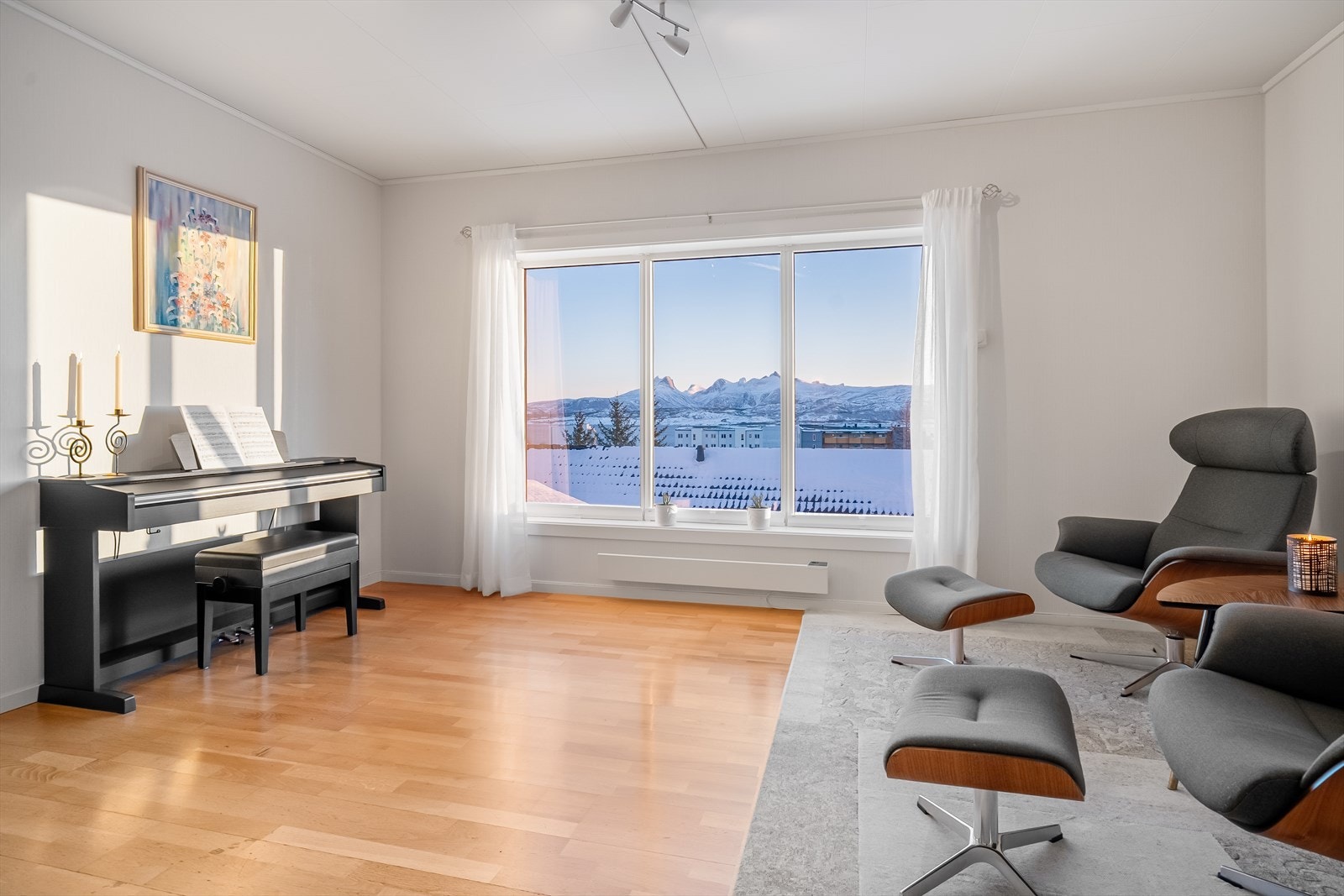 Store gode vinduer i stuen med fantastisk utsikt Galleribilde