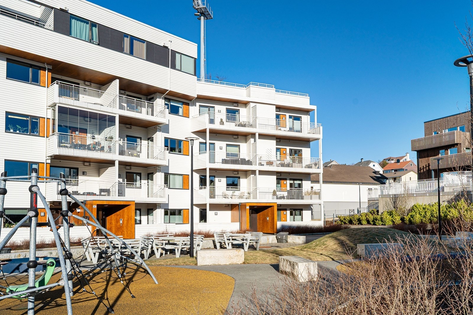 Fellesarealene er flott opparbeidet med blant annet lekeplass, beplantning, sittegrupper og interne veier. Galleribilde