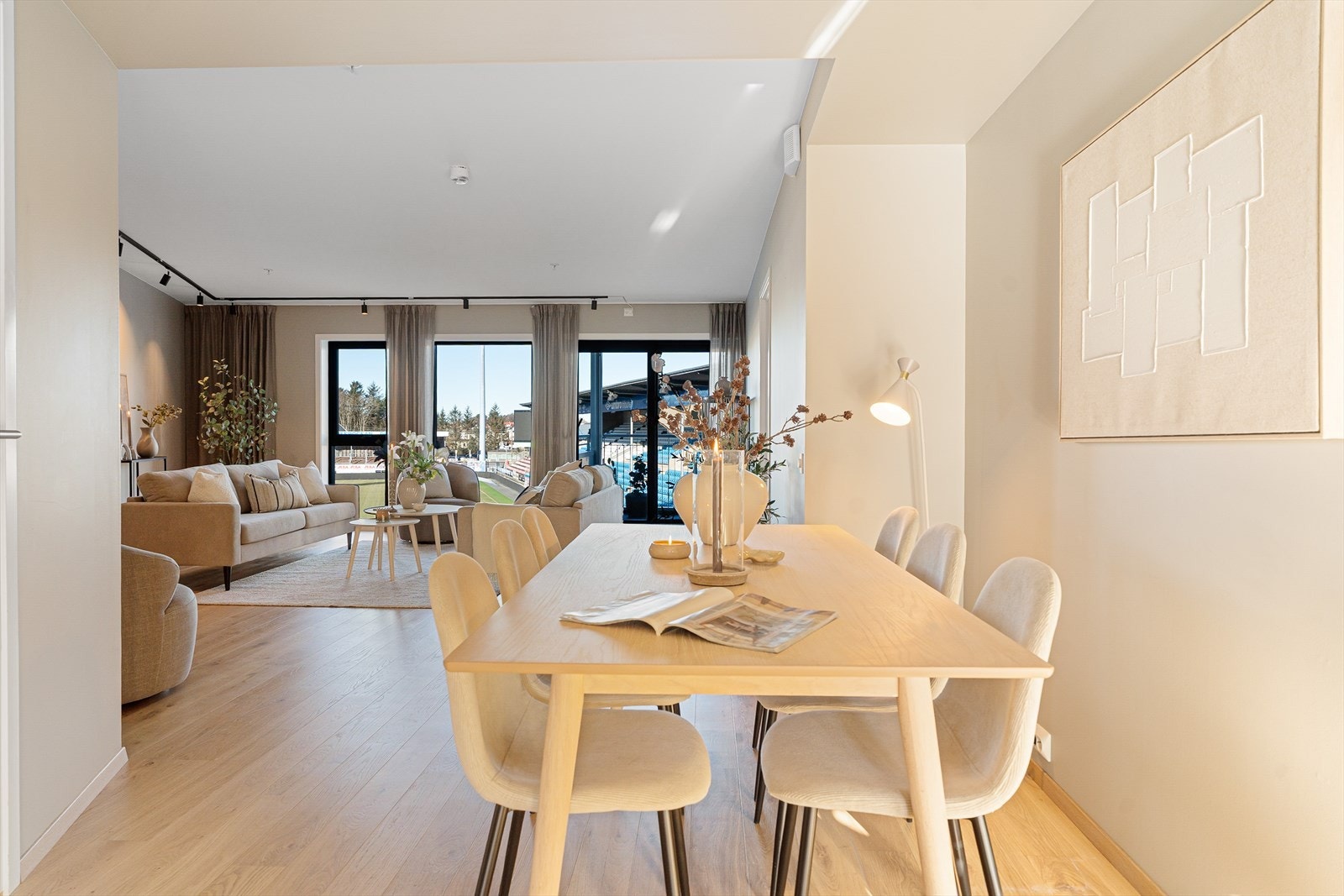 Praktisk bod mellom stue og kjøkken med god oppbevaringsplass Galleribilde