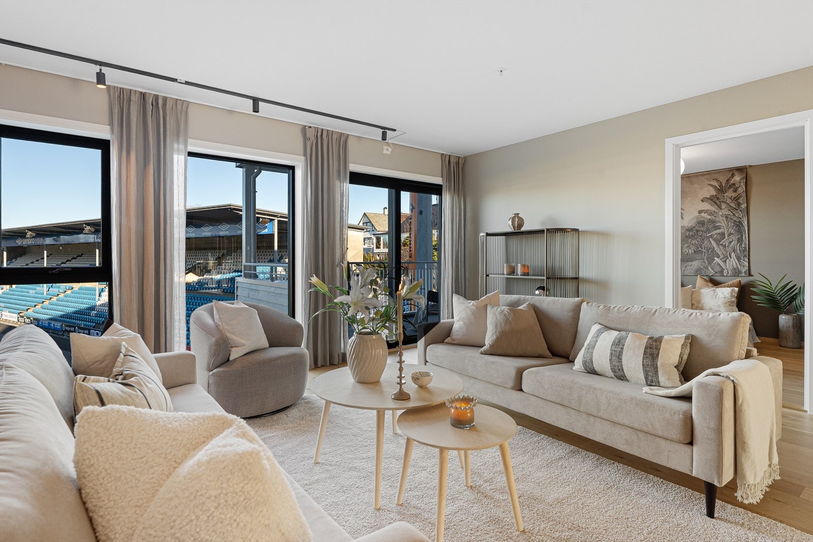 Store vindusflater gir naturlig lys Galleribilde