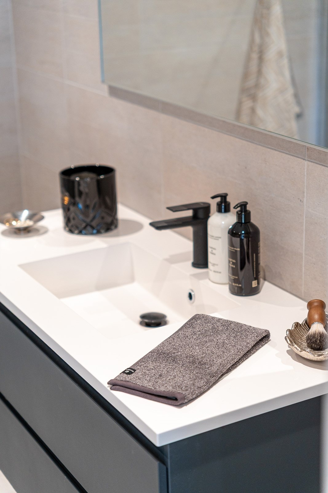 Flotte detaljer som moderne innredning med servant og svarte detaljer Galleribilde