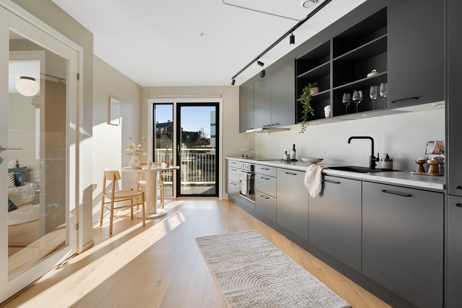 Lekkert og påkostest kjøkken med integrerte hvitevarer - Koketopp, stekeovn, oppvaskmaskin og kjøl/frys Galleribilde