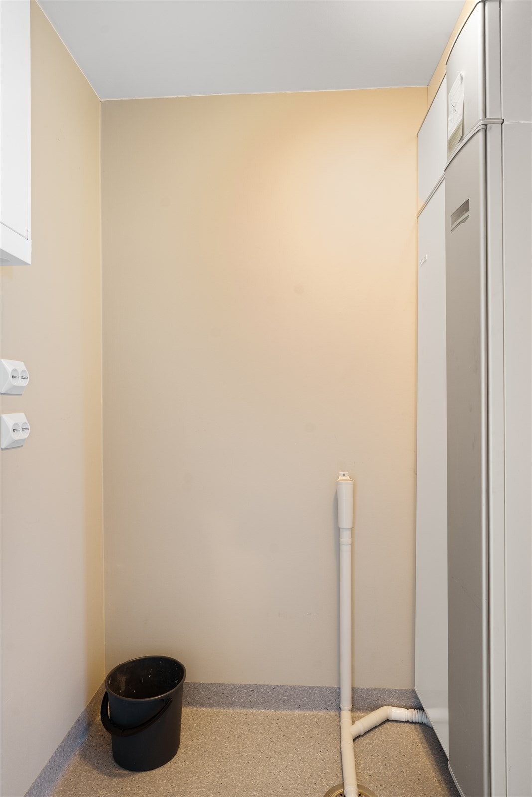 Praktisk bod/vaskerom med opplegg for vaskemaskin og plass til oppbevaring Galleribilde