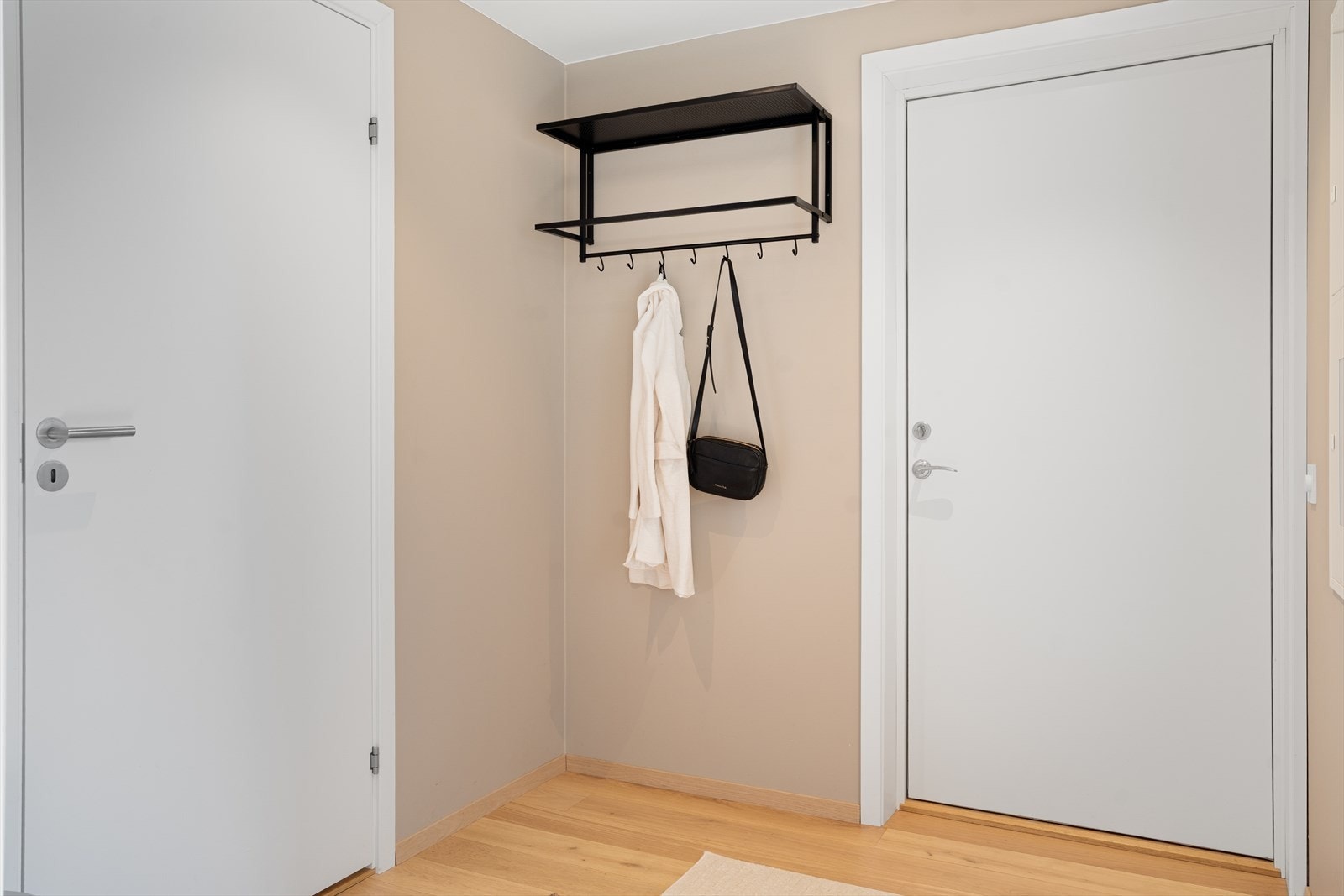 God plass til å henge fra seg yttertøy Galleribilde