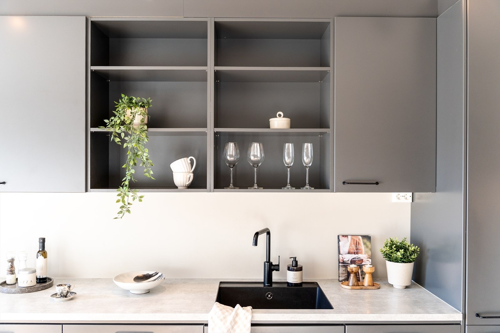 Lekker grå innredning med lys benkeplate Galleribilde