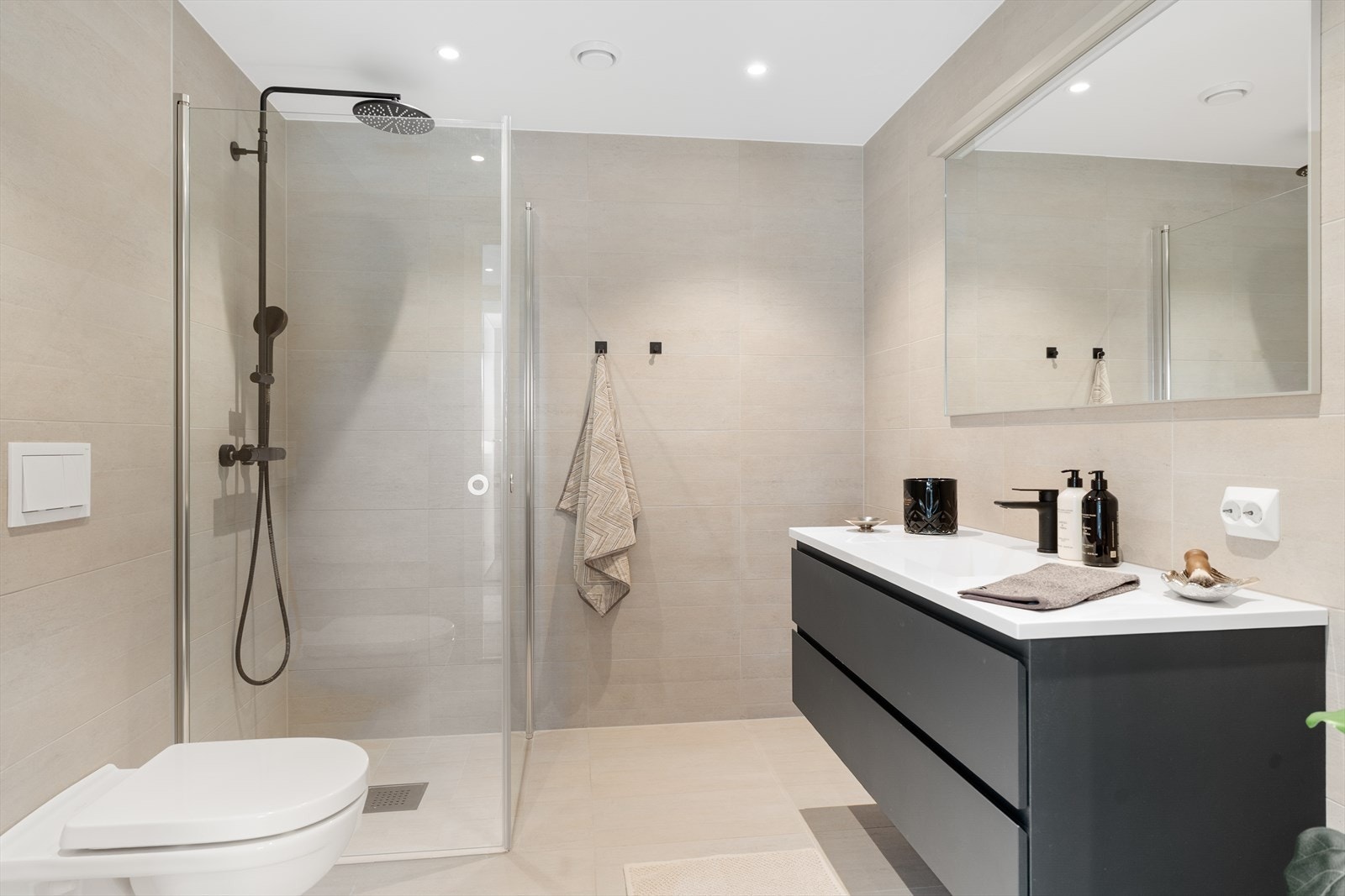 Nydelig, helfliset bad med varmekabler i gulvet Galleribilde