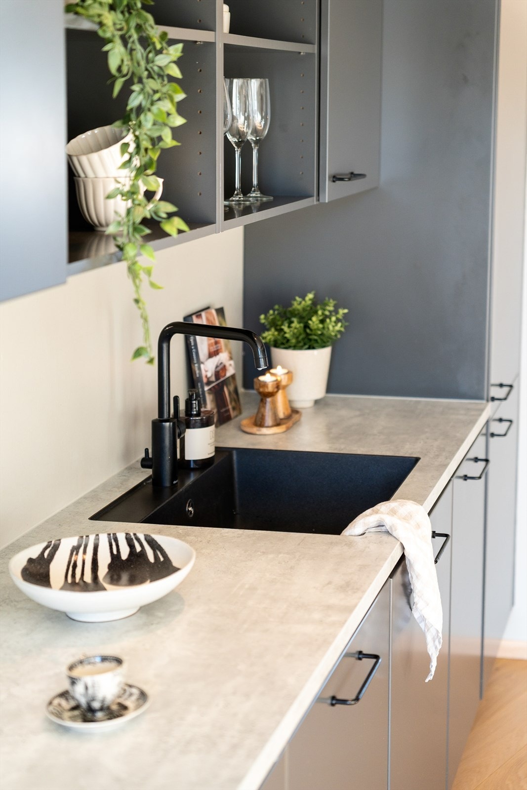 Svært god skap og benkeplass Galleribilde