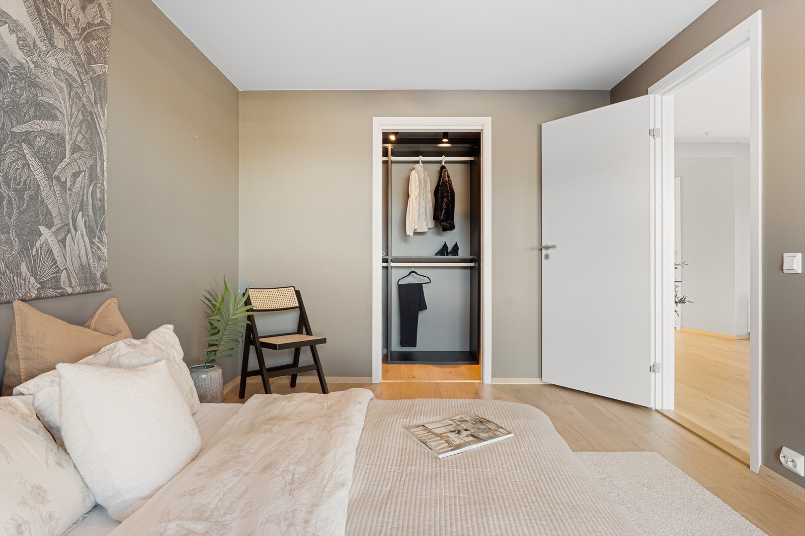 Lunt og behagelig hovedsoverom med inngang til eget walkin med god plass til oppbevaring av klær Galleribilde