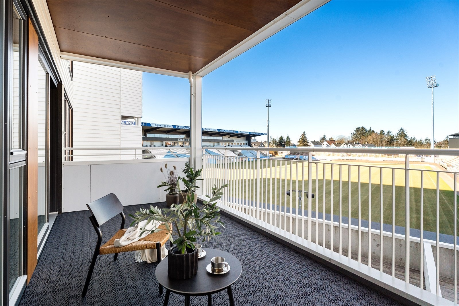 Leiligheten har to balkonger - En mot stadioen og en sørvendt terrasse med gode solforhold Galleribilde