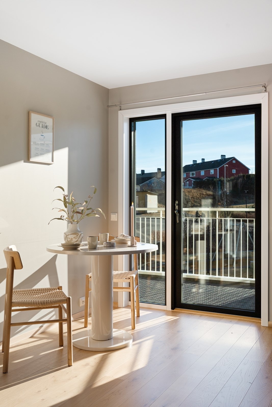 Utgang til sørvendt balkong fra kjøkken med gode solforhold Galleribilde