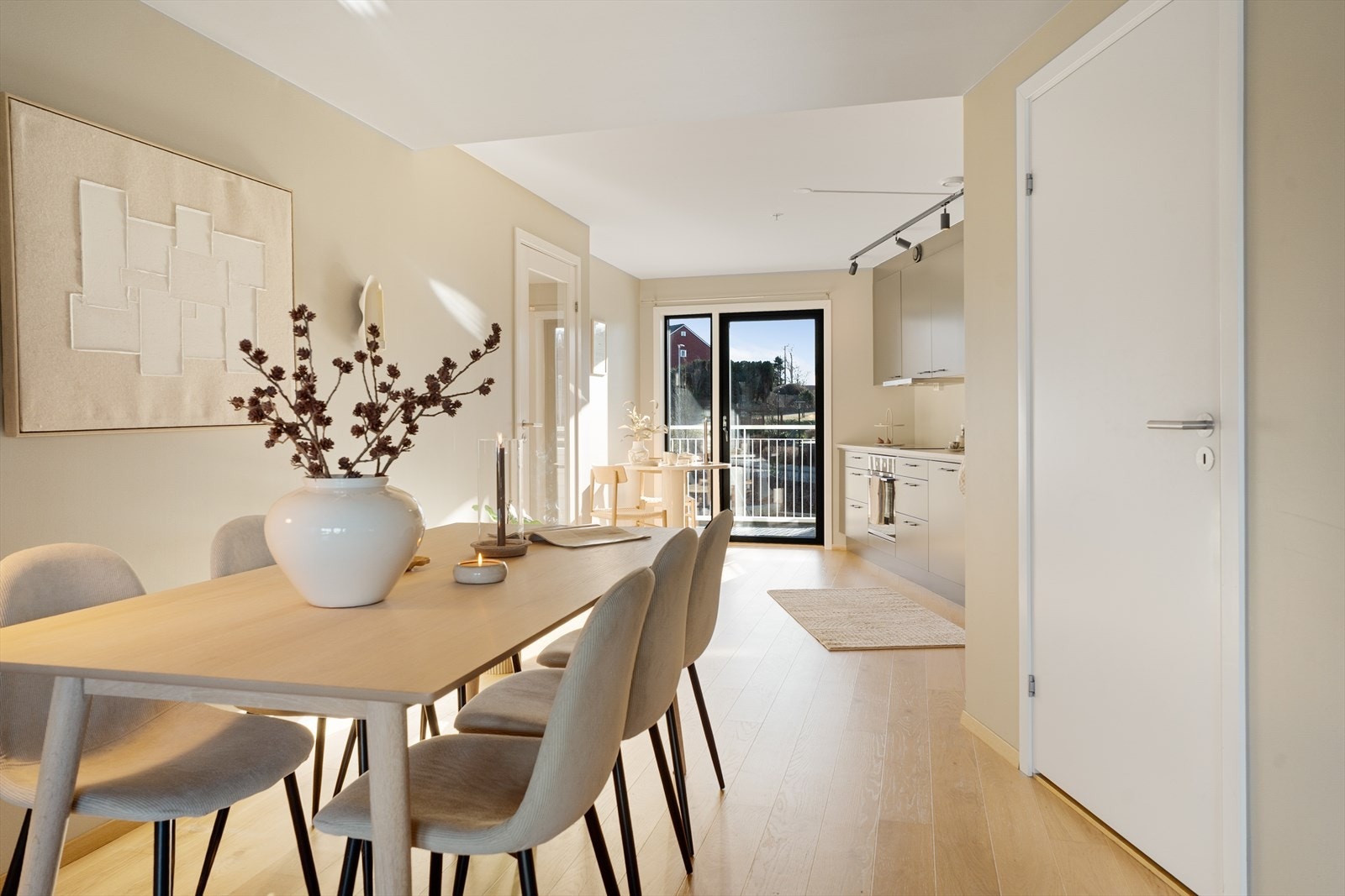 Tidsriktige beigefarge på veggene og lekkert enstavs eikeparkett Galleribilde