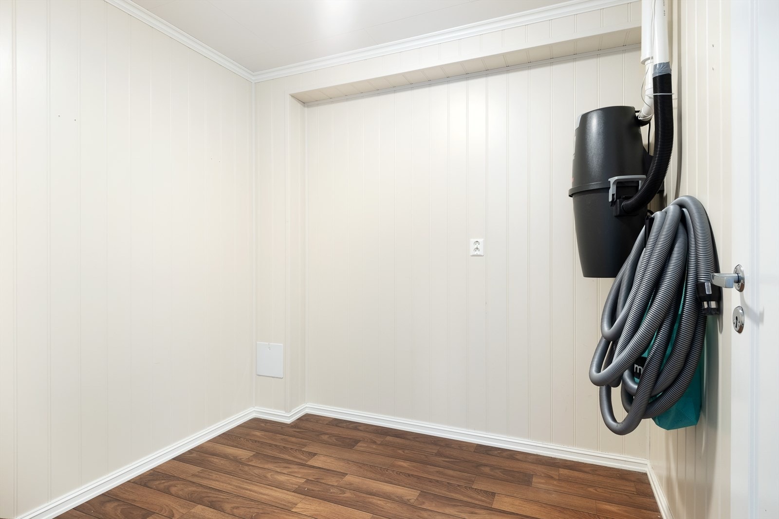 Praktisk innvendig bod med rom for hyller og anna oppbevaring. Av tekniske kvaliteter har ein balansert ventilasjon og opplegg for sentralstøvsuger. Galleribilde