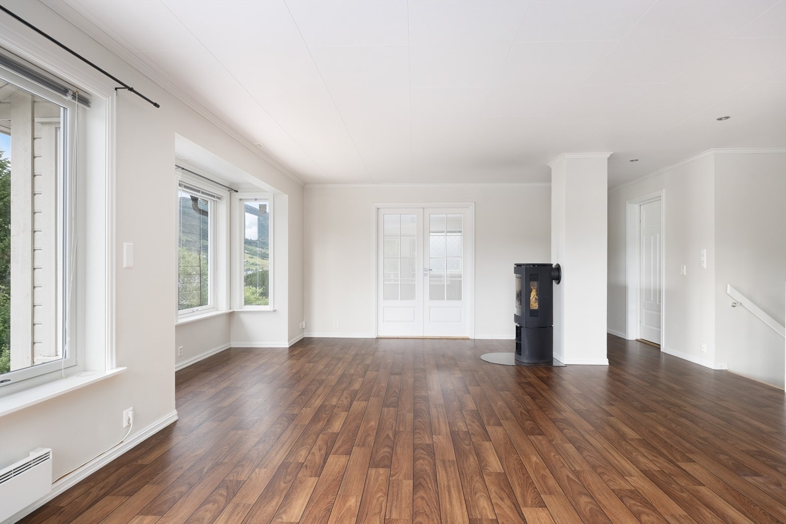 Stova er av god størrelse med plass til både spisebord samt ei større sittegruppe. Galleribilde