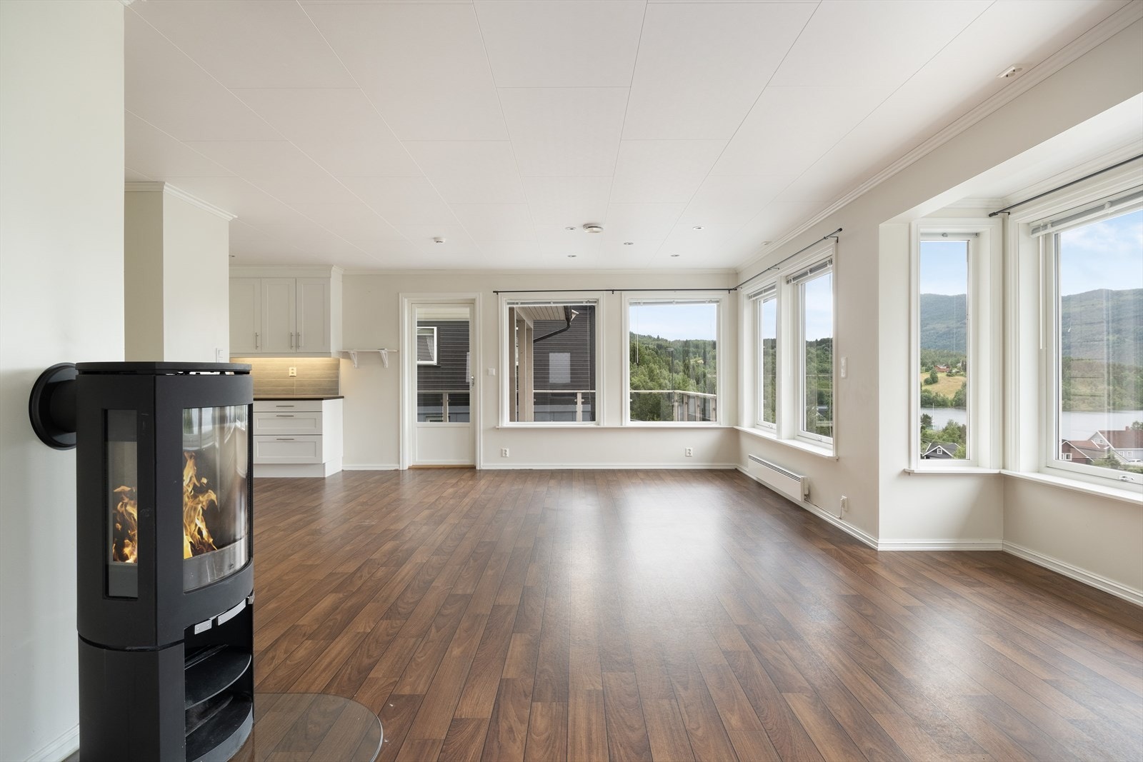 Dekorativ vedomn som gir god varme på kaldare dagar, i tillegg til elektrisk oppvarming. Galleribilde