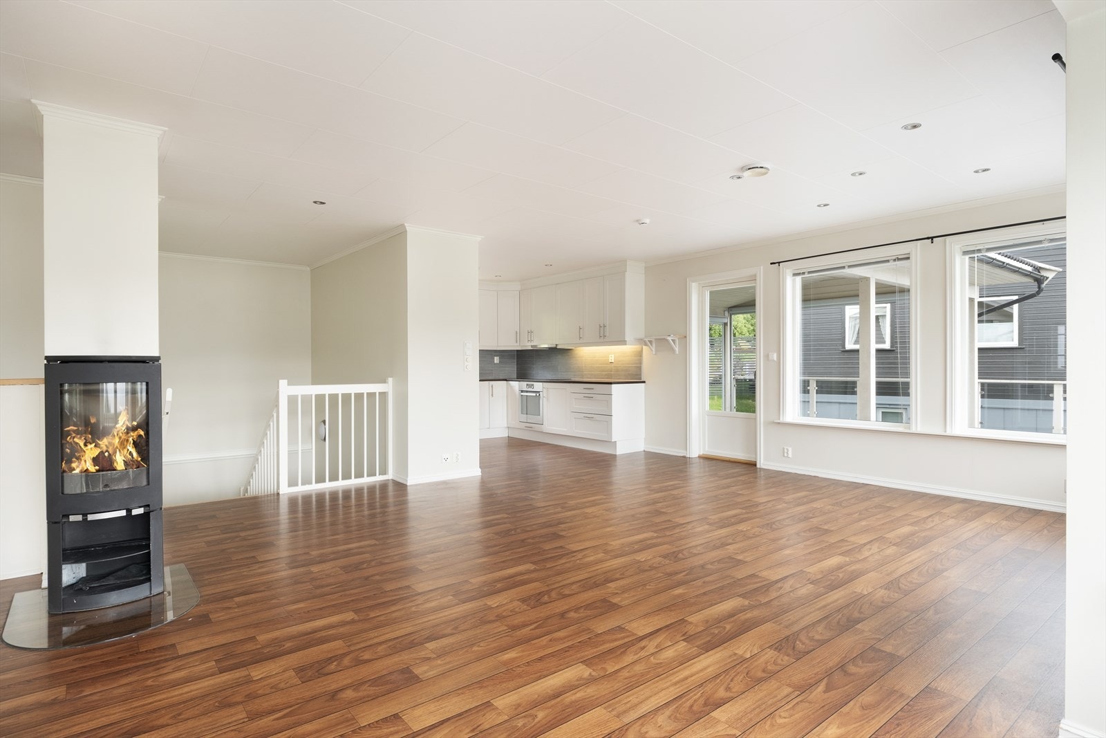 Stove og kjøken i ein romsleg open løysing. Overflatene er holdt lyse som gir rommet eit lyst og luftig utrykk. Galleribilde