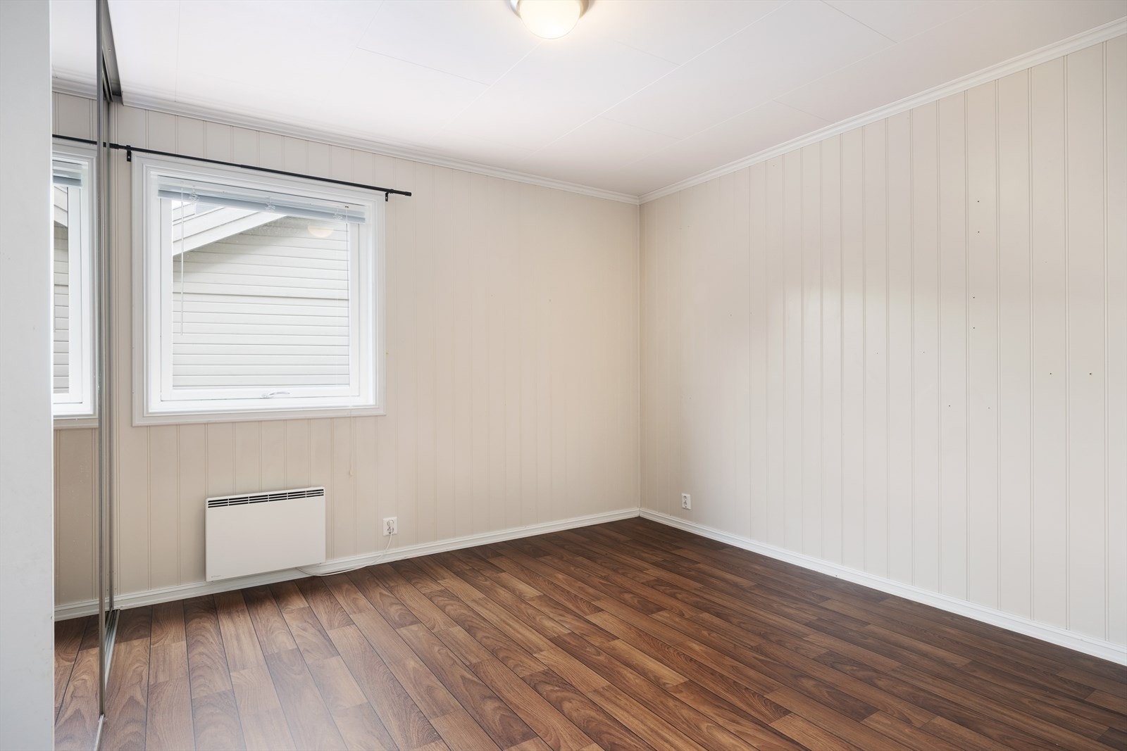 Eit av i alt fire soverom ligg i denne etasjen, resterande i underetasjen. Soverommet er av god størrelse og er innreia med skyvedørsgarderobe. Galleribilde