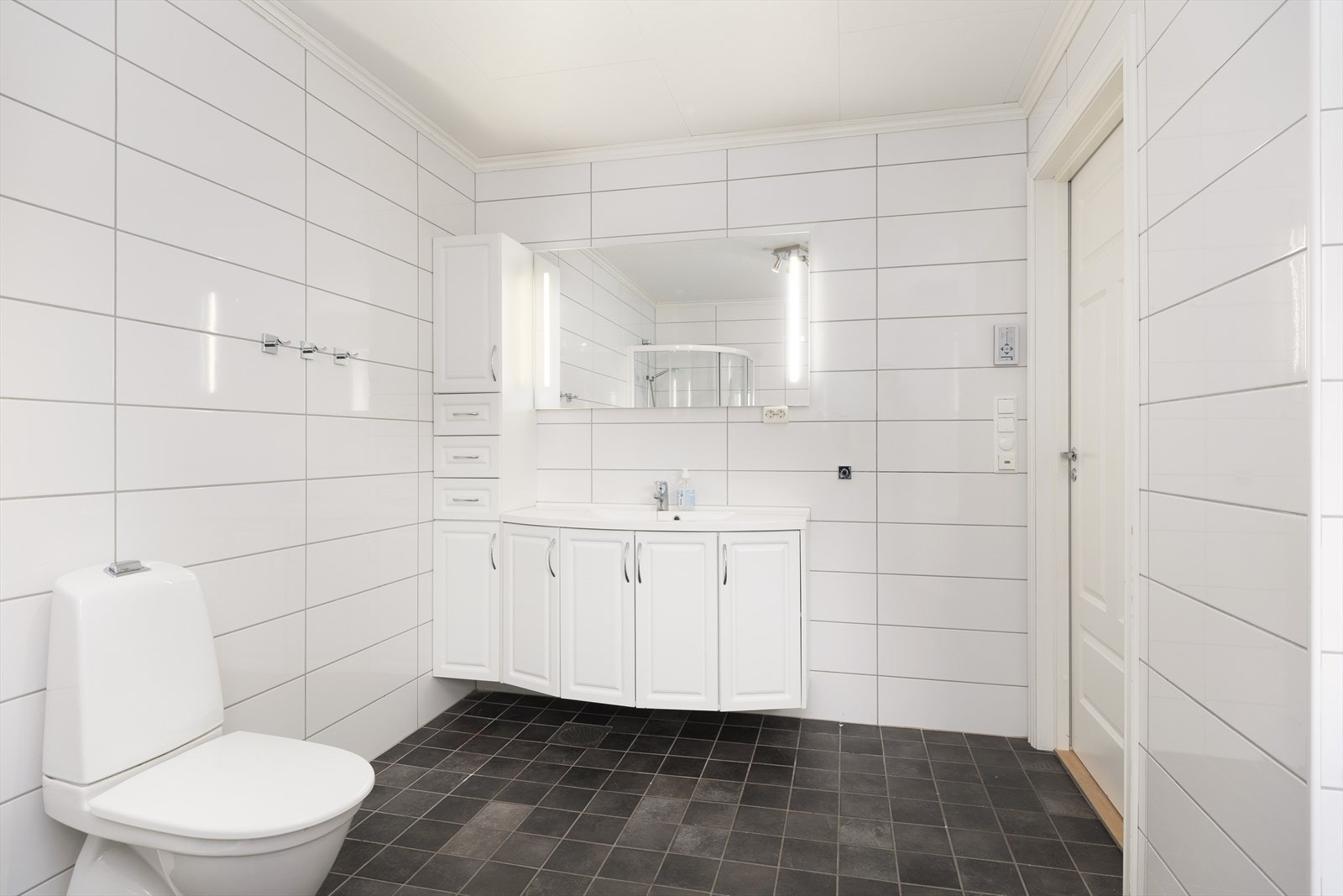 Tidlaust og heilflisa større bad i underetasjen. Galleribilde