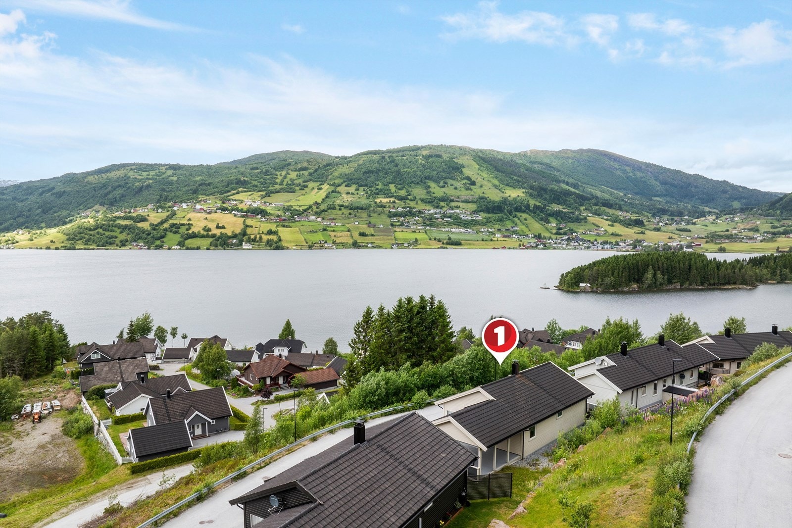 Bustaden har flott og svært barnevennleg beliggenheit på Hestnes, med gode solforhold og nydeleg utsikt over vatnet. Galleribilde