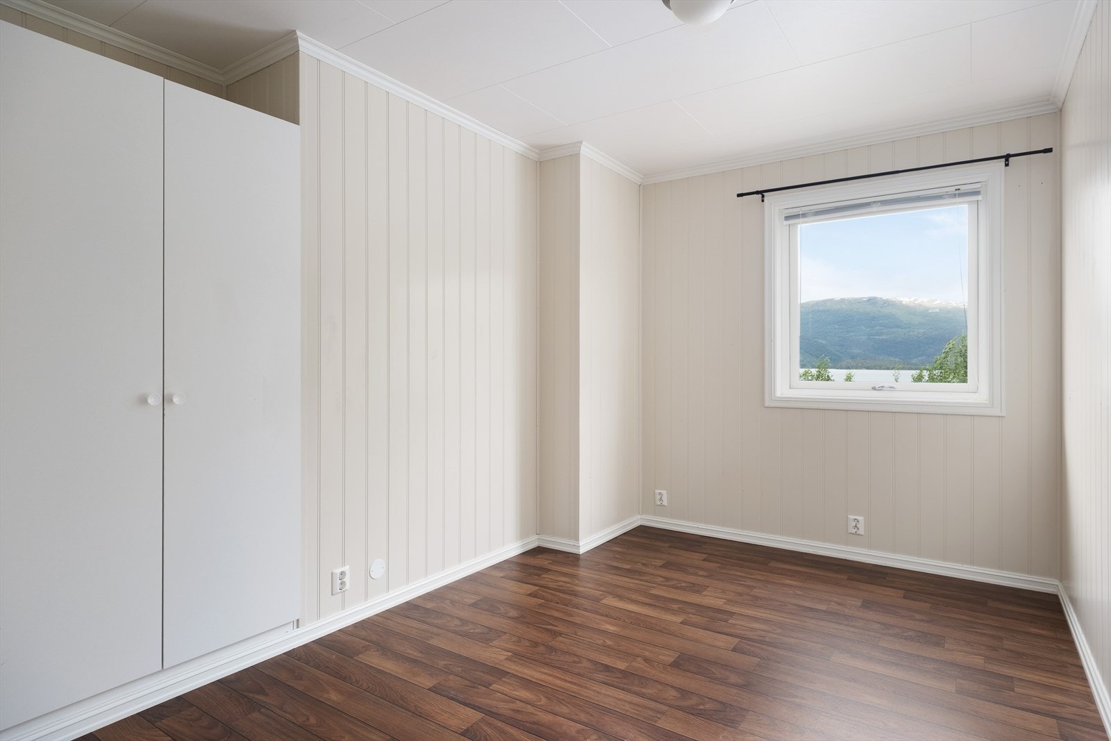 Resterande tre rom i underetasjen, alle med lyse fine overflater. Galleribilde