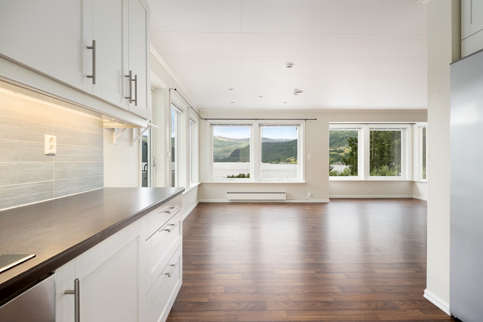 God plass til større spisbord i naturleg tilknytning til kjøkendelen. Her kan ein nyte frukosten med flott utsikt over vatnet! Galleribilde