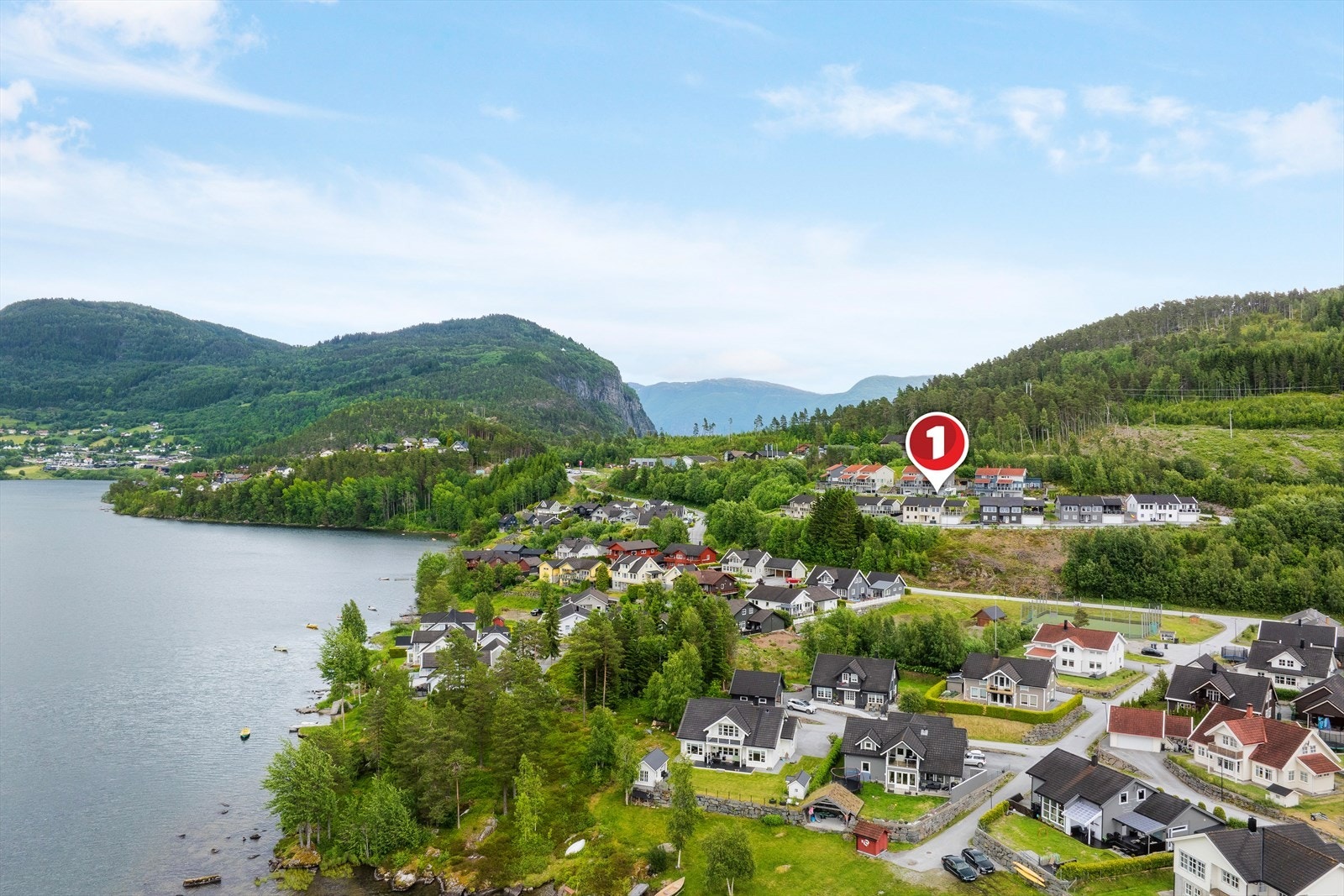 Her bur ein lettvint til med kort veg til sentrum med barnehage, skule og butikk, og har gode moglegheiter for turar i nærområdet, både sommar og vinter. Galleribilde