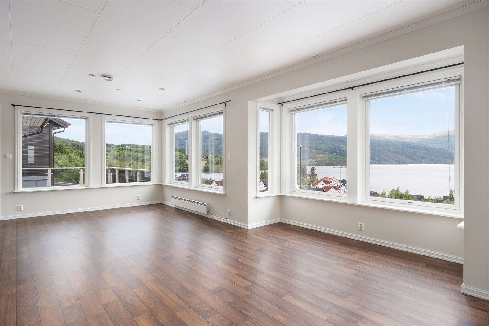 Store vindauger i front gjev rikeleg av naturleg lys samt nydeleg utsikt over Hafslo. Utgang til altan. Galleribilde