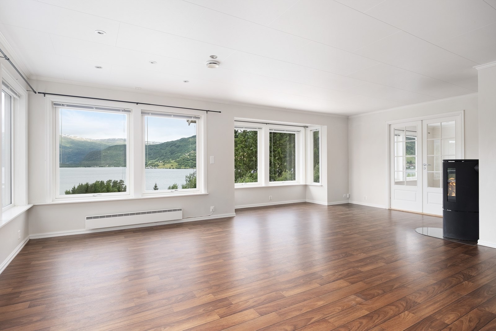 Av overflater er det belegg på golv og måla plater på vegg: Spot i tak i ulike soner for stemningsfull belysning. Galleribilde