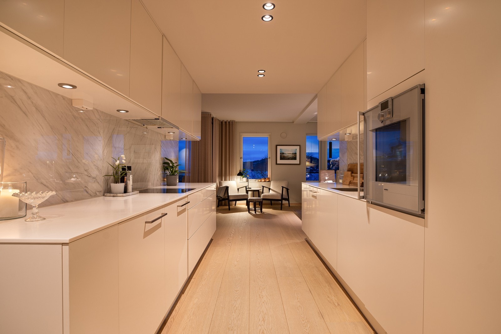 Lekkert kjøkken med slette fronter, benkeplate av kompositt og gaggenau hvitevarer Galleribilde