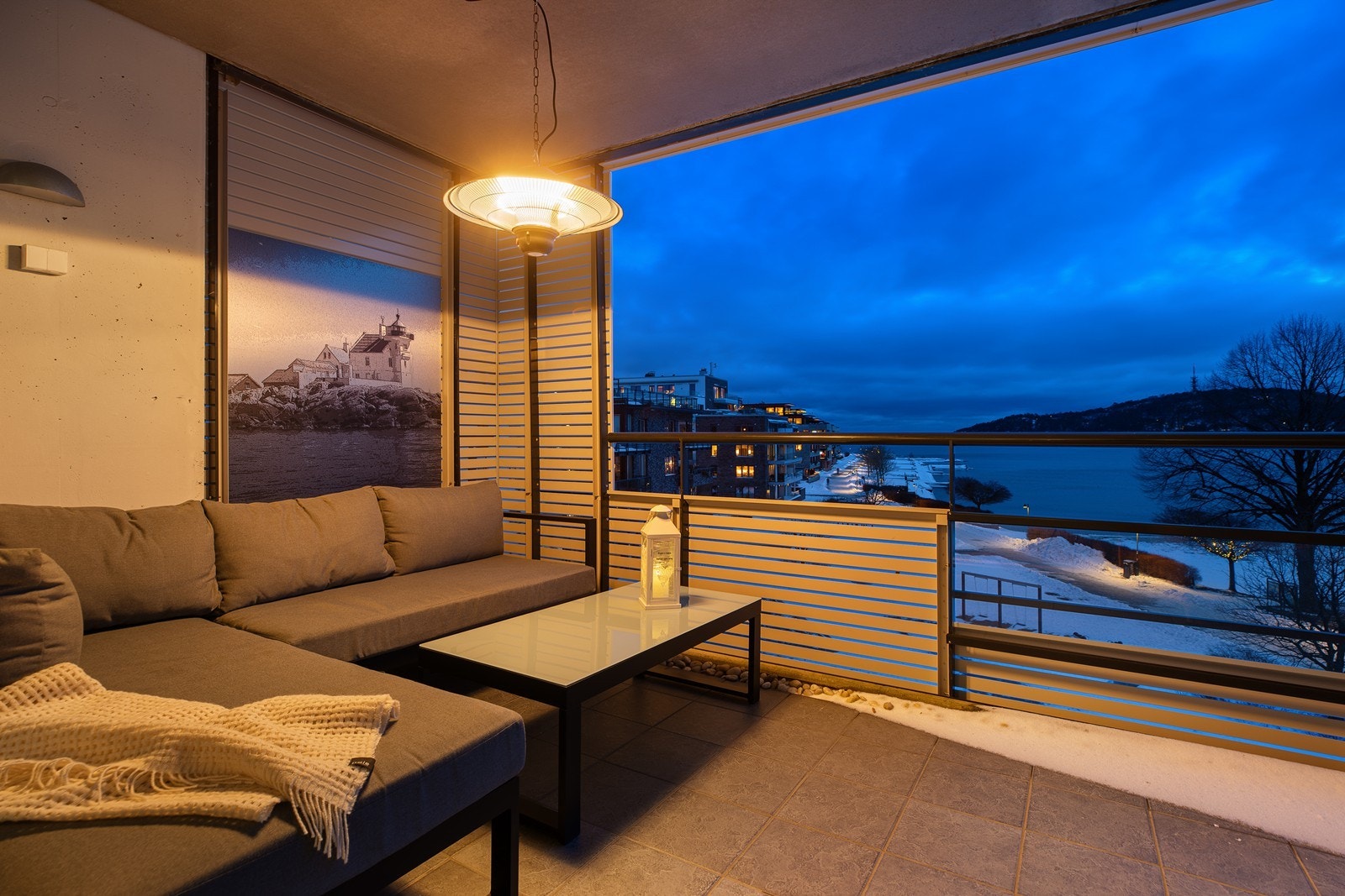 Boligen har en unik plassering helt fremst mot vannkanten, med panoramautsikt over sjøen, byens strandområde, havneinnløpet og nærliggende landemerker Galleribilde