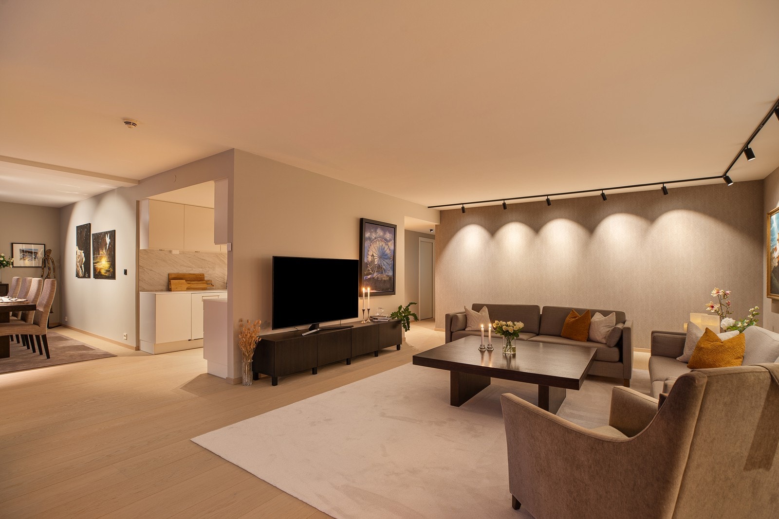 Leiligheten har en meget praktisk planløsning med en gjennomgående romslig følelse Galleribilde