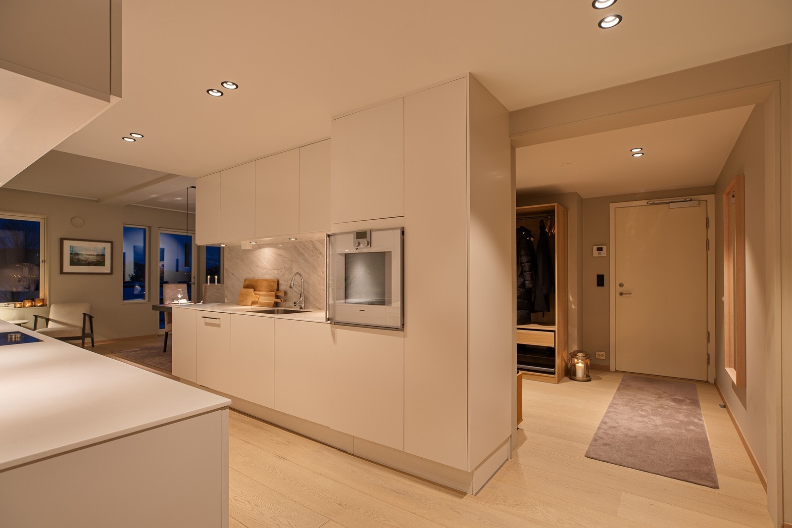 Smakfullt kjøkken med nok av oppbevaringsplass i både skuffer og skap Galleribilde