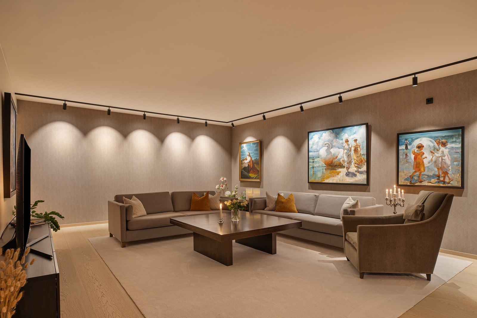 Her bor du skjermet og fredelig, godt unna trafikk og byens støy, omgitt av åpne landskap og maritim atmosfære Galleribilde