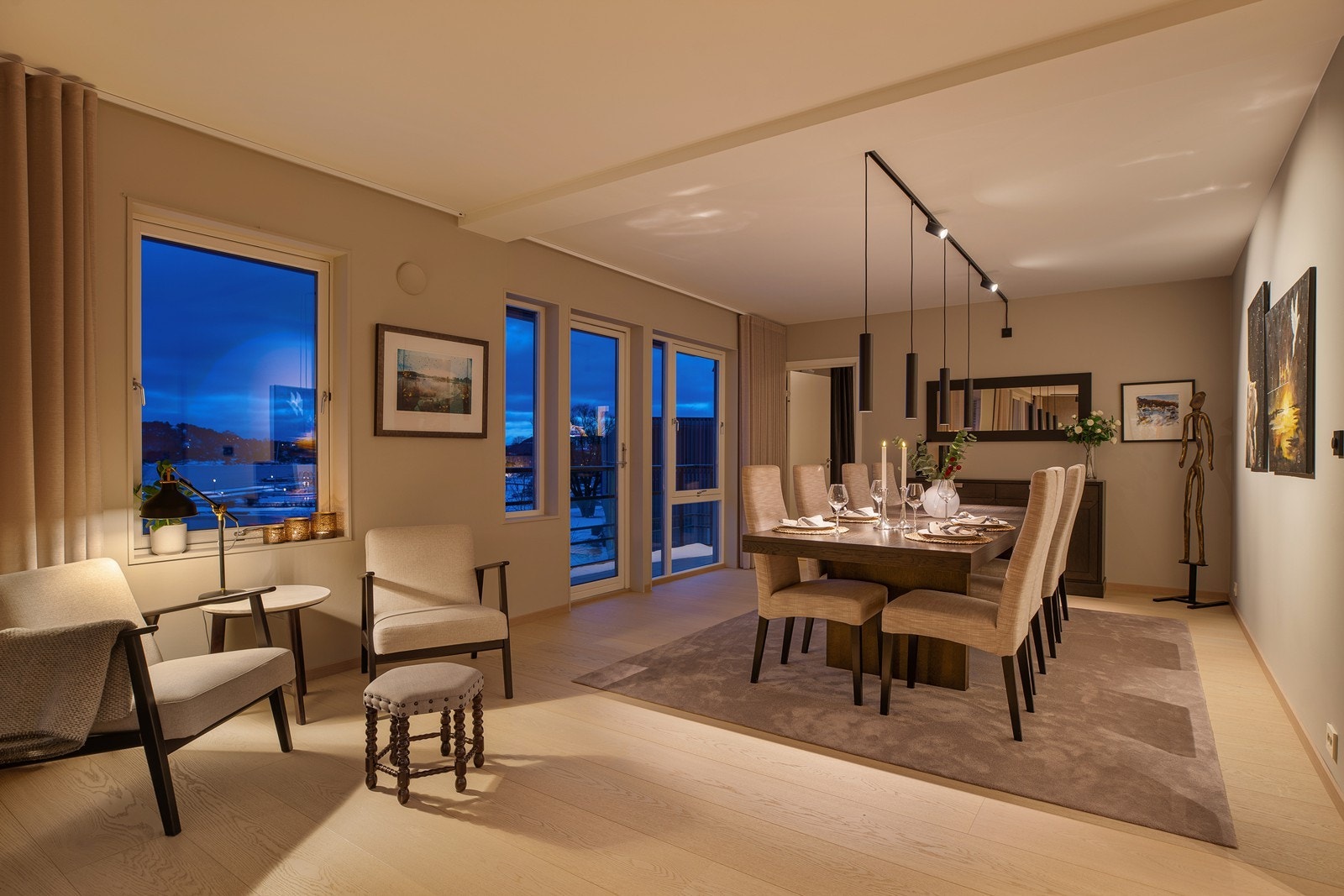 Leiligheten har en egen spiseplass - perfekt for gjester og sosiale sammenkomster, eller en hyggelig familiemiddag Galleribilde