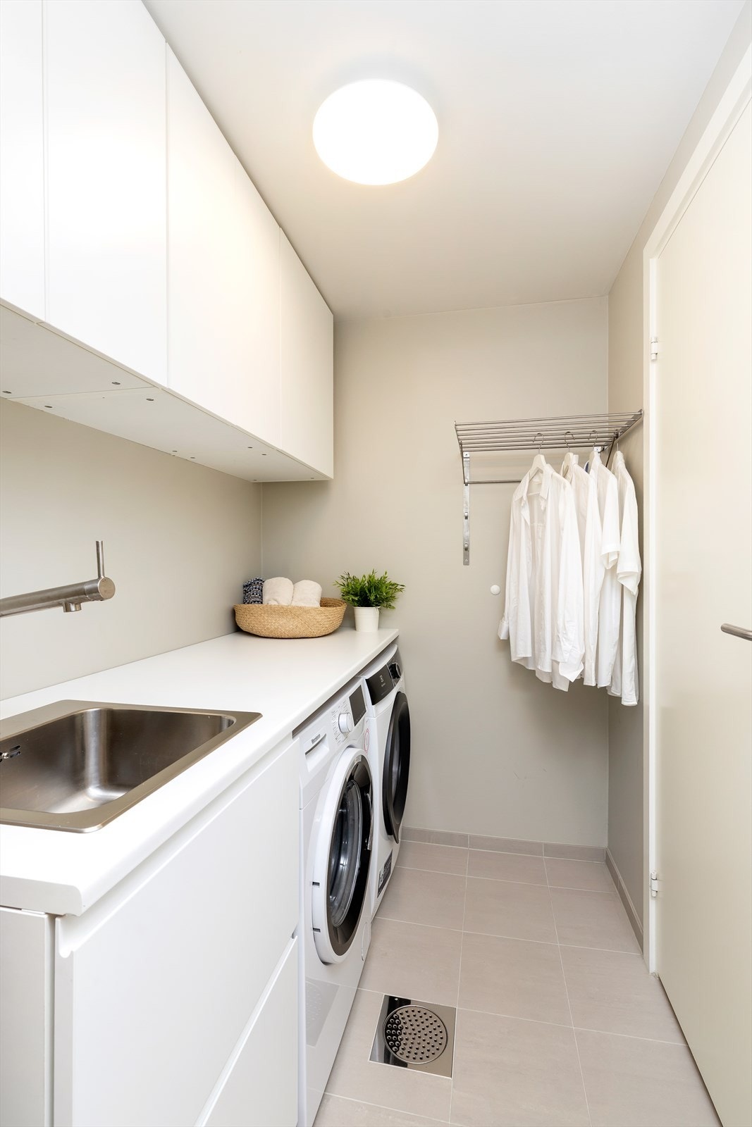 Eget vaskerom med inngang fra entre og adkomst til hovedbad Galleribilde