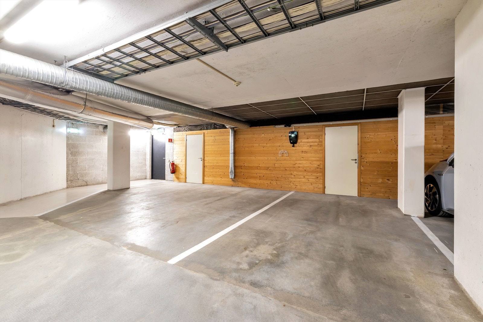 HC-plass til venstre medfølger. Bakenforliggende bod på 10m² i tilknytning til parkeringsplassen. Parkering med tilhørende bod på 5m² til høyre kan kjøpes mot tillegg. Galleribilde