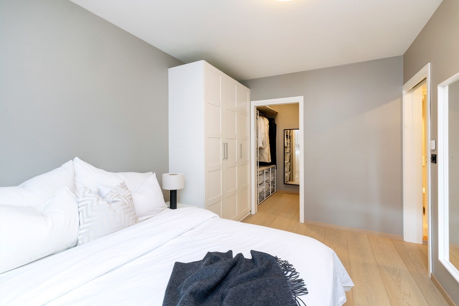 Romslig og lyst soverom med eget walk-in closet! Galleribilde
