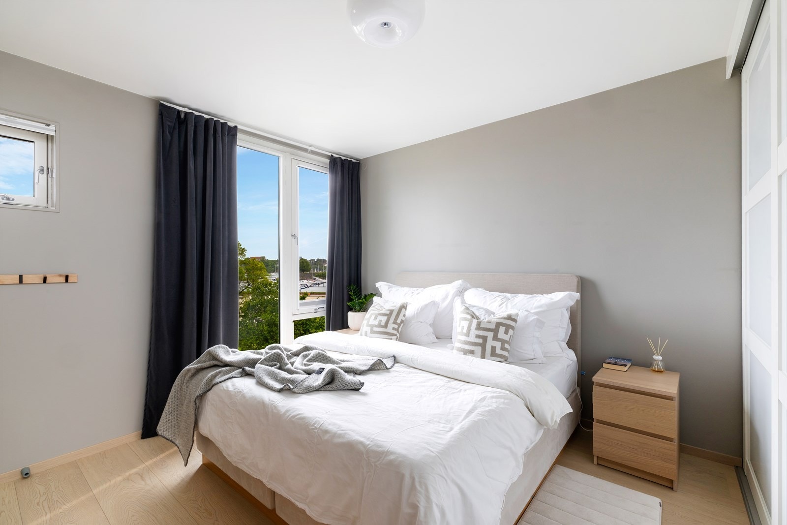 Her har man god plass til dobbeltseng, garderobeskap og egen adkomst til et lekkert bad Galleribilde