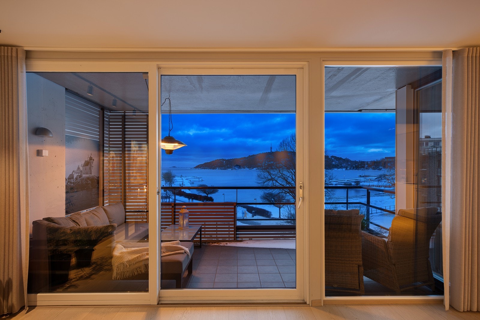 Fra stuen er det adkomst til romslig og solfylt balkong med flott utsikt! Galleribilde