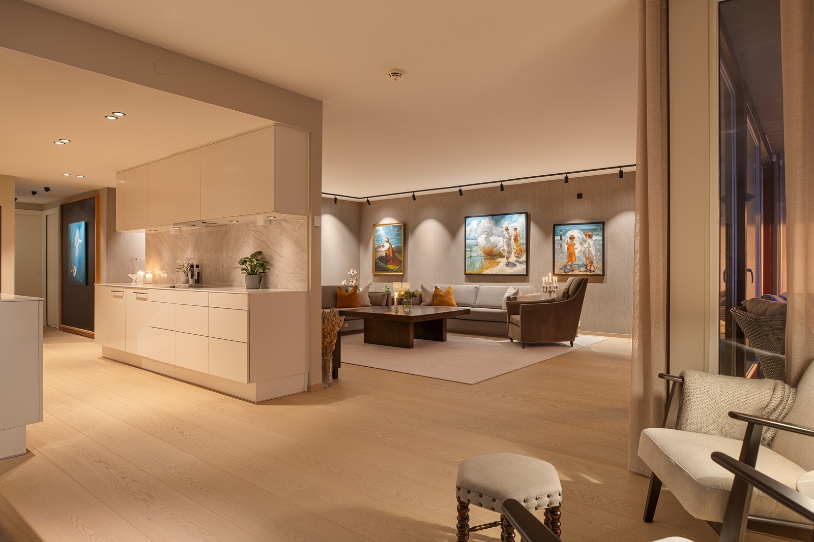 En gjennomført og stilren leilighet med eksklusive materialvalg og harmonisk fargepalett Galleribilde