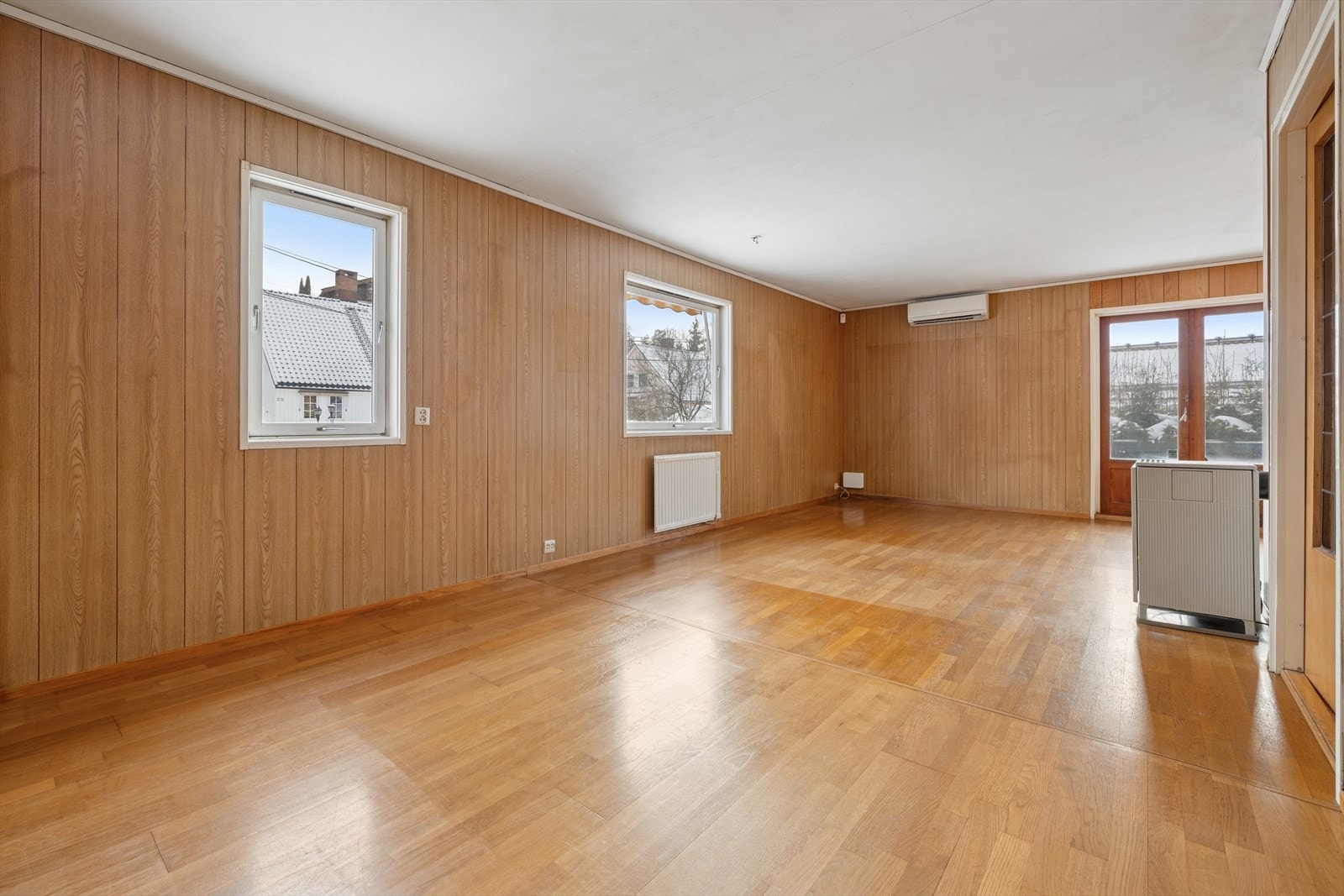 Fra inngangspartiet kommer man videre inn i boligens romslige stue og spisestue med utgang til den romslige terrassen på hele 50 kvm samt boligens hage og uteareal. Galleribilde