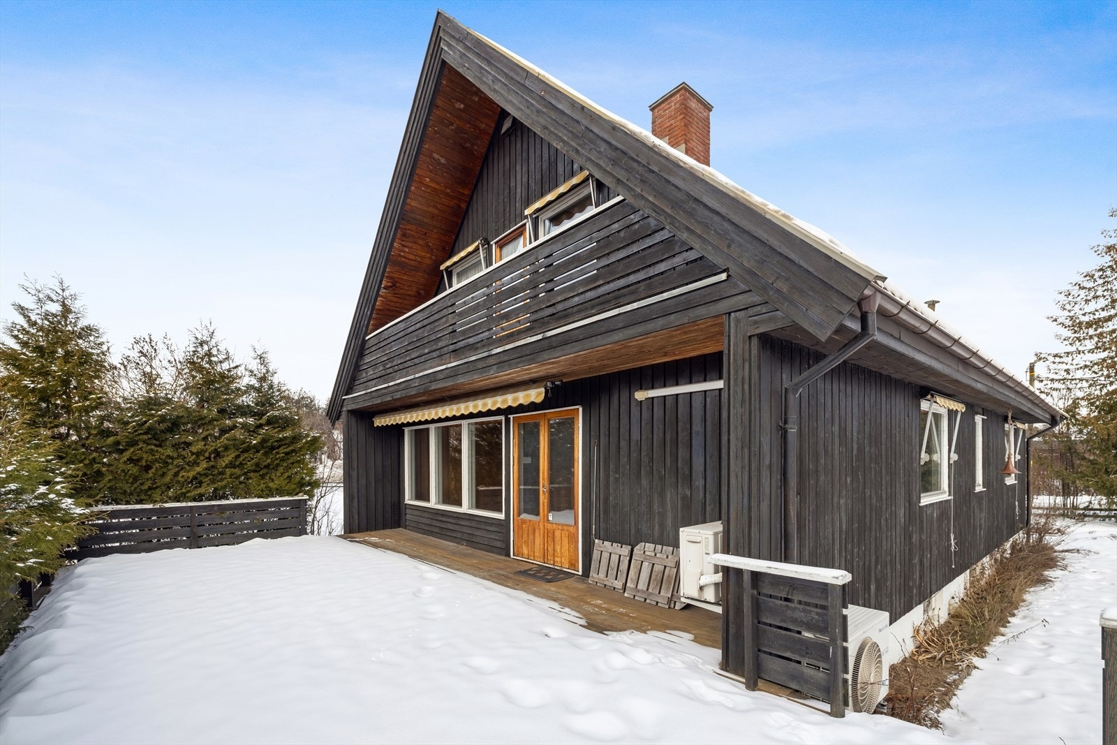 Boligen har opppussingsbehov, som gir deg mulighet til å skape en praktisk drømmebolig for deg og familien. Her har du rikelig med boltringsplass! Galleribilde