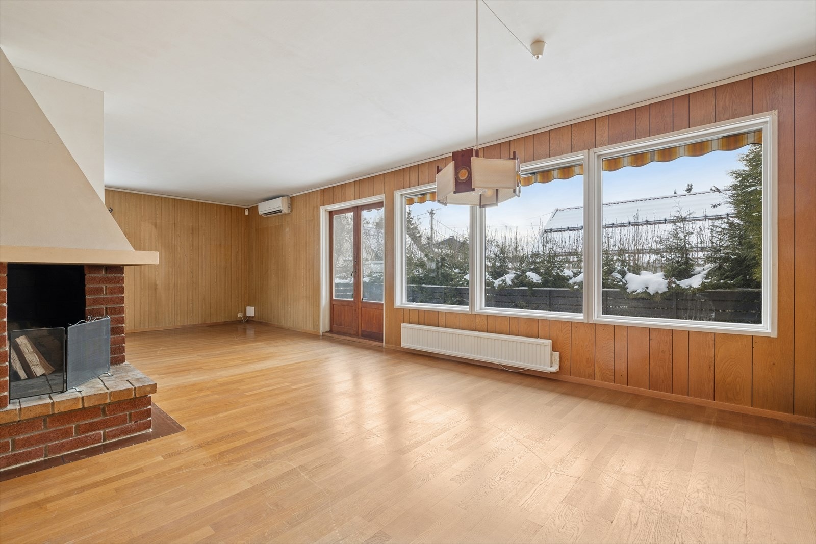 De store vindusflatene fører ekstra mye lys inn og den sjarmerende åpne peisen sørger for varme og en hyggelig atmosfære i rommet. Galleribilde