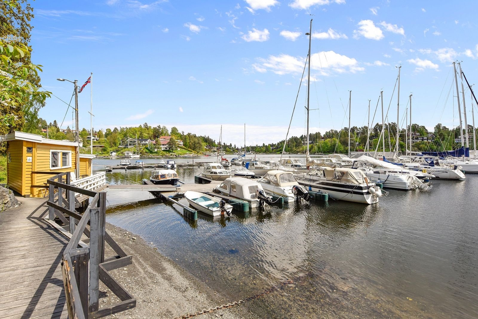 Breiviklia 1 har tinglyst bruksrett til båtplass i Nes Hageby båtforening, som ligger kun en kort spasertur fra boligen. Galleribilde