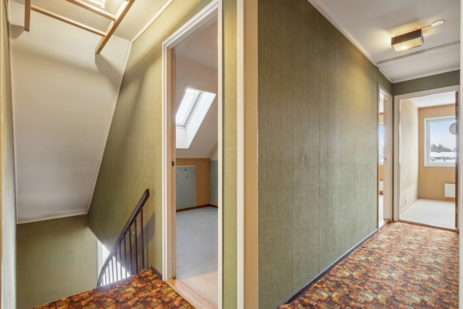 I 2. etasje finner du fem av boligens soverom og baderom. Det er samt tilgang til loft med et gulvareal på 60 kvm. Galleribilde