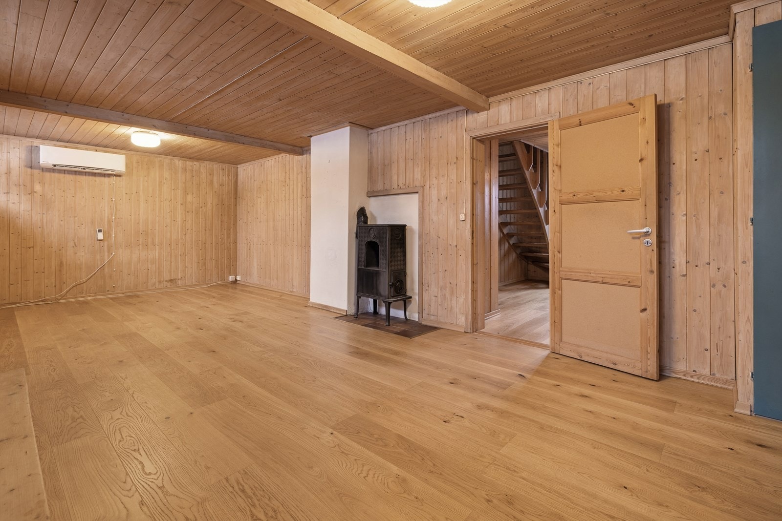 Boligen har en romslig kjellerstue med peisovn. Se pkt. Ferdigattest/brukstillatelse. Galleribilde