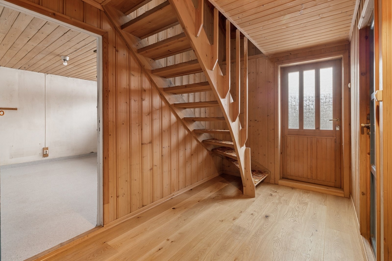 Fra underetasjen har du utgang til boligens hage. Galleribilde